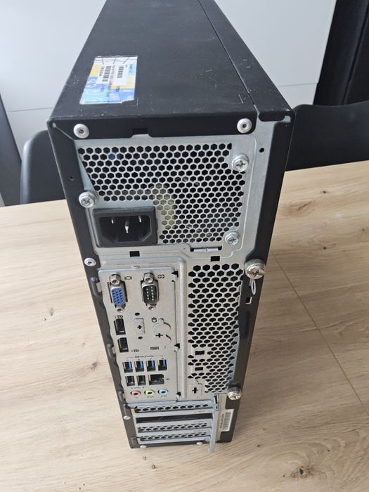 Komputer Lenovo z monitorem