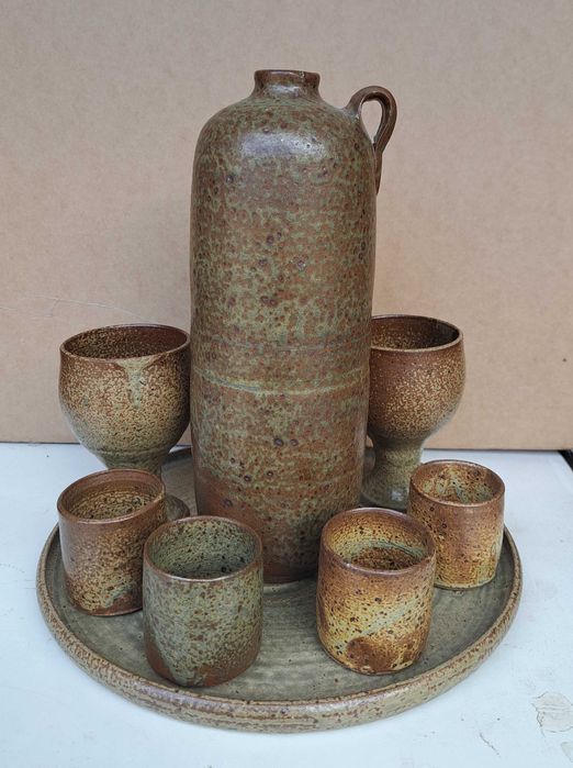 Conjunto em loiça de grés. Garrafa, bandeja, 2 taças e 4 copos.