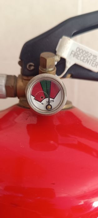 Extintor  portátil da marca EXTARSA, modelo de 6kg de pó ABC,