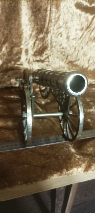 Duża armata wykonana z mosiądzu ,działo