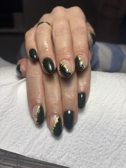 Paznokcie zelowe, hybrydowe.