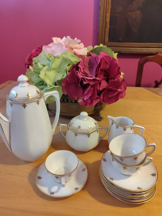 Serviço antigo branco e dourado.