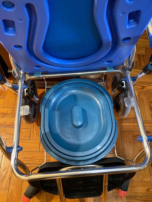 Cadeira de banho e sanitária com rodas nova