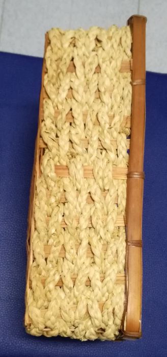 Cesto de verga, vime e Jacinto de água.