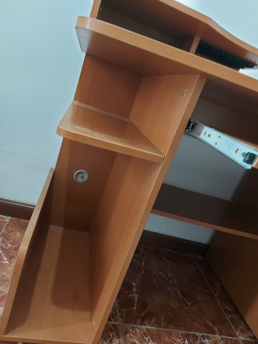 Secretária com espaço de arrumação