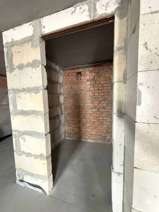 Продаж комерційного приміщення в новому та сучасному ЖК. Вільний доступ з виходом на парковку. Поруд дитячий майданчик. Давно заселений будинок .