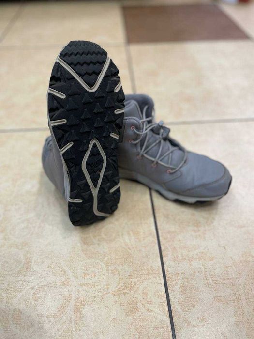 Високі кросівки,