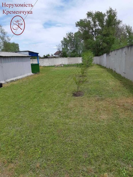 Продаж територіі 0,5 га з ангаром та складами.