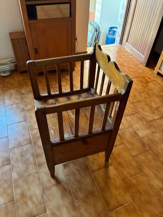 Cadeira antiga de madeira maciça / Cadeirão infantil vintage