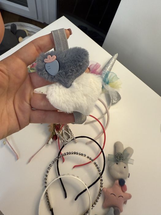 Обручі, повʼязки та заколки для дівчинки