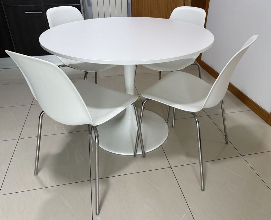 Conjunto Mesa IKEA Docksta + 4 Cadeiras Lidås (Como Novo)