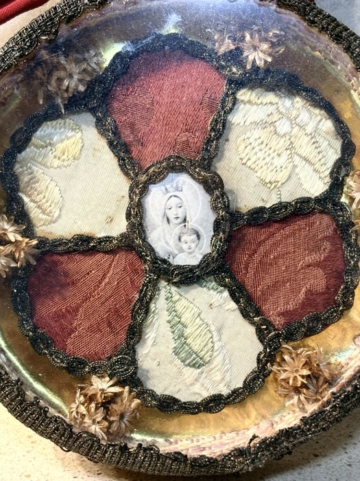 Lndo antigo registo com a imagem da Nossa Senhora com o Menino