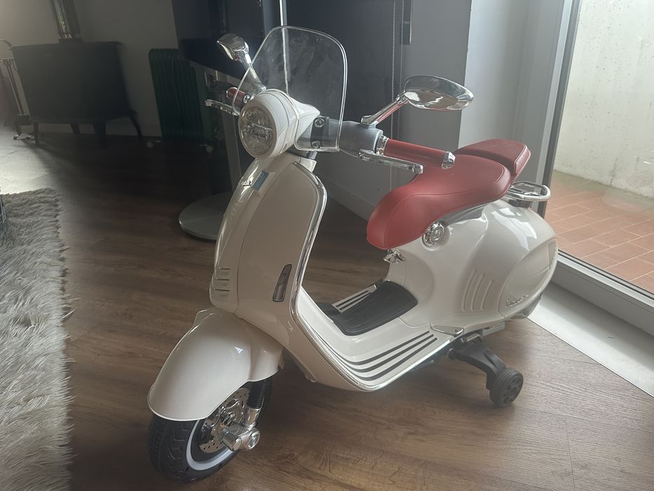 Mota Vespa eletrica a bateria criança como NOVA