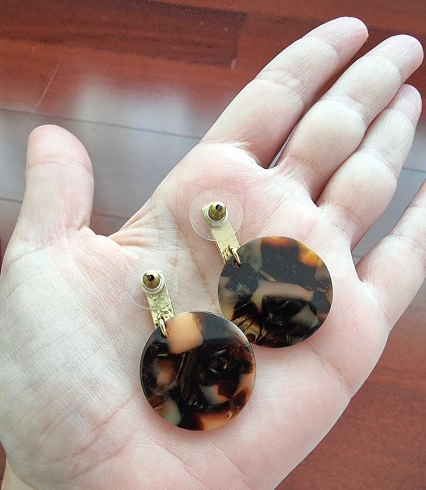 Brincos com detalhe dourado e padrão castanho H&M