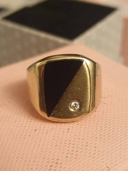 Золотая печатка с бриллиантом