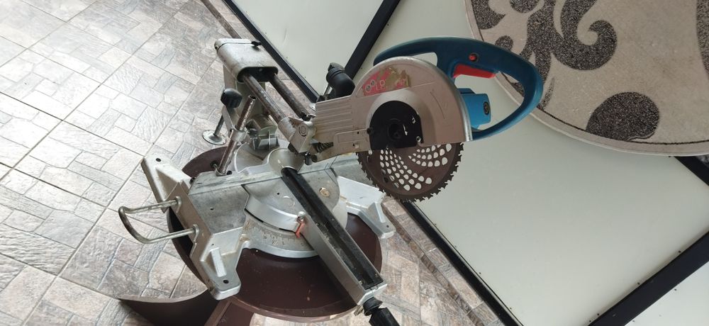 Горизонт. Торцувальна пила .