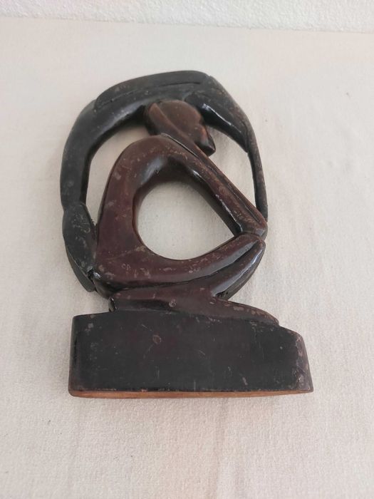 Pensador africano em mogno