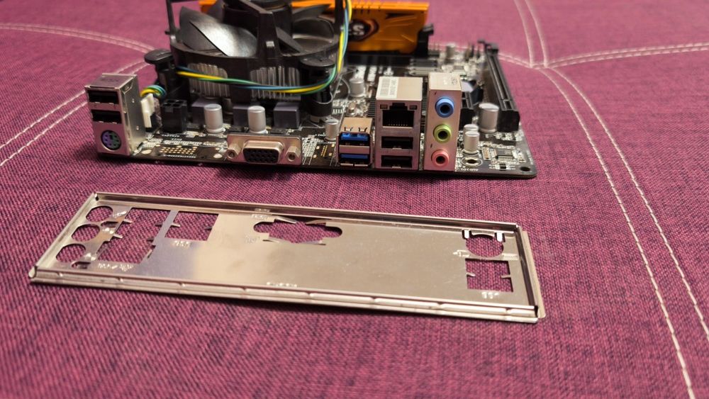 Комплект материнська плата H81M-VG4 Asrock + 2*8Gb + i5 4460