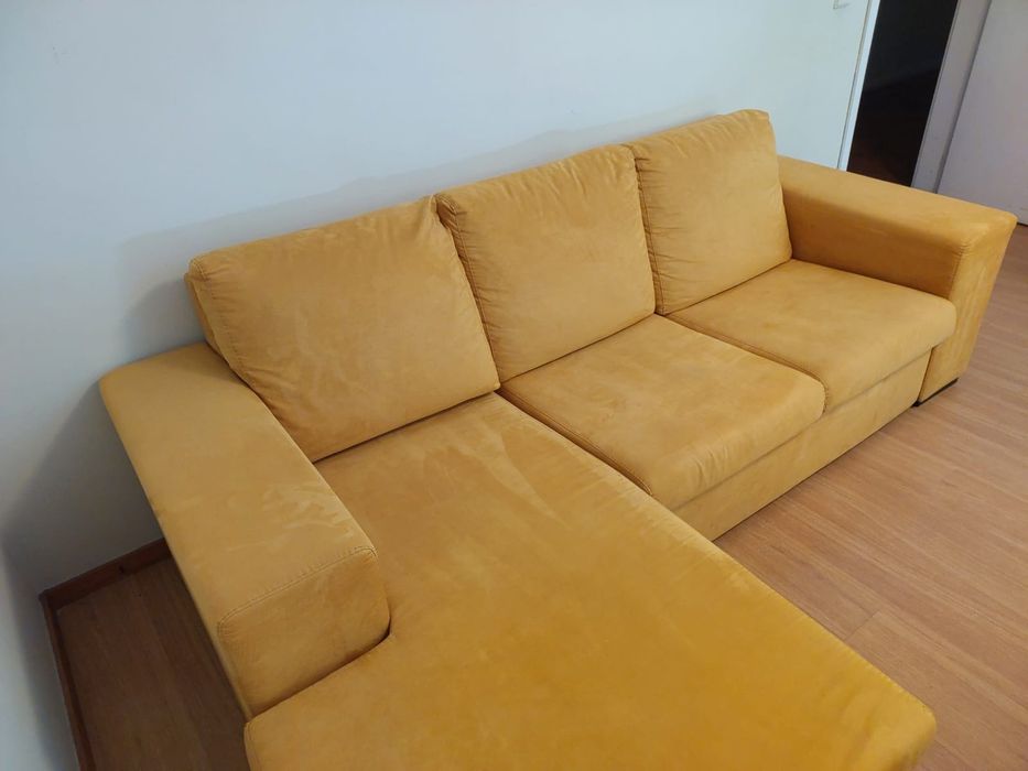 Sofá amarelo mostarda