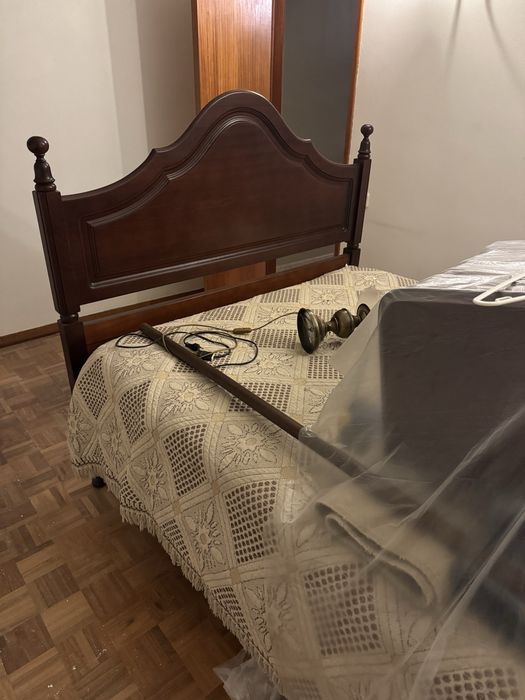 Cama de casal com mesa de cabeceira