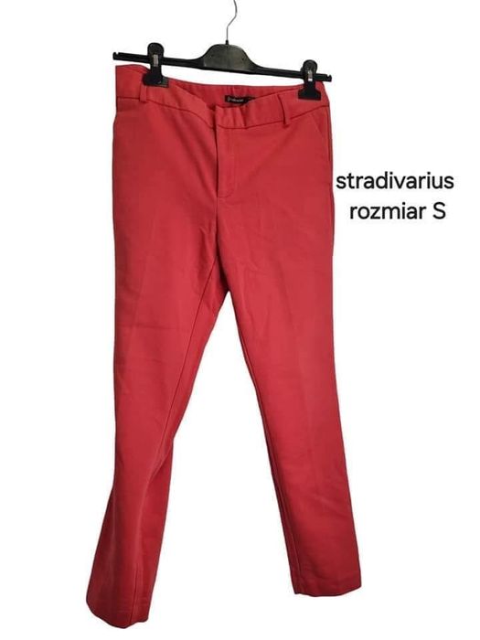Czerwone eleganckie spodnie stradivarius 
Rozmiar S 36
Stan bardzo dobry 
Szerokość pas 38 cm 
Dlugosc całkowita 87 cm