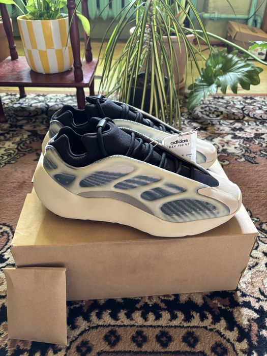 Yeezy 700 kyanite