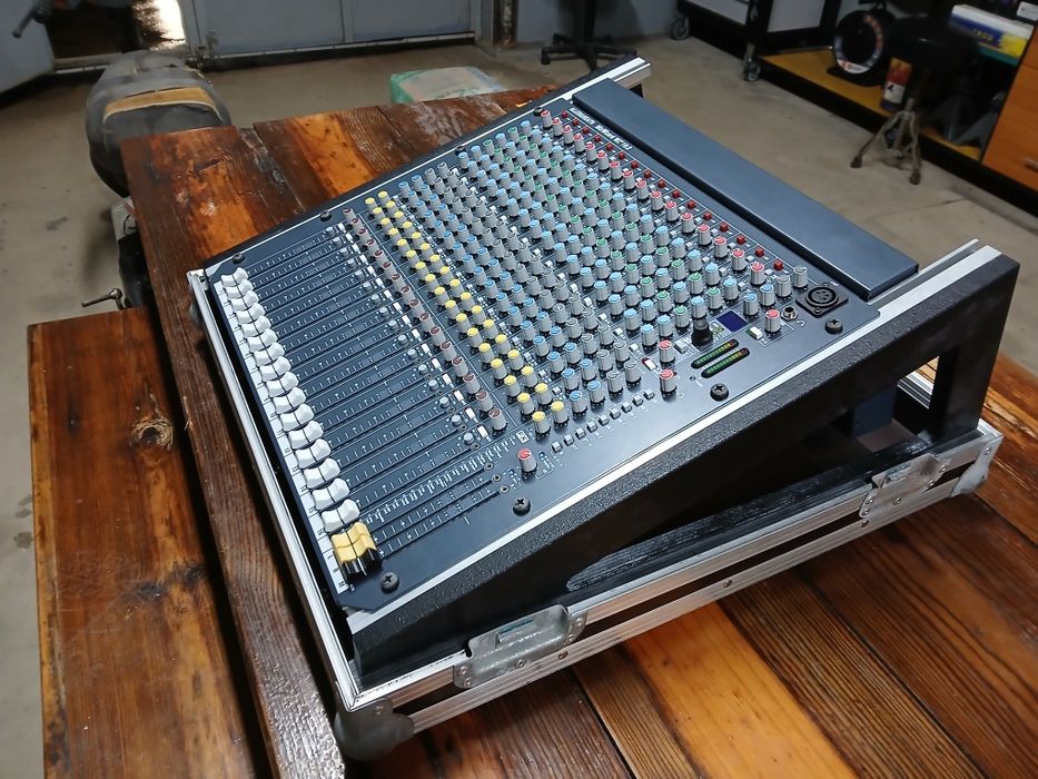 Mesa de Mistura  Allen & Heath WZ4  16:2 +Thon Mixer Case