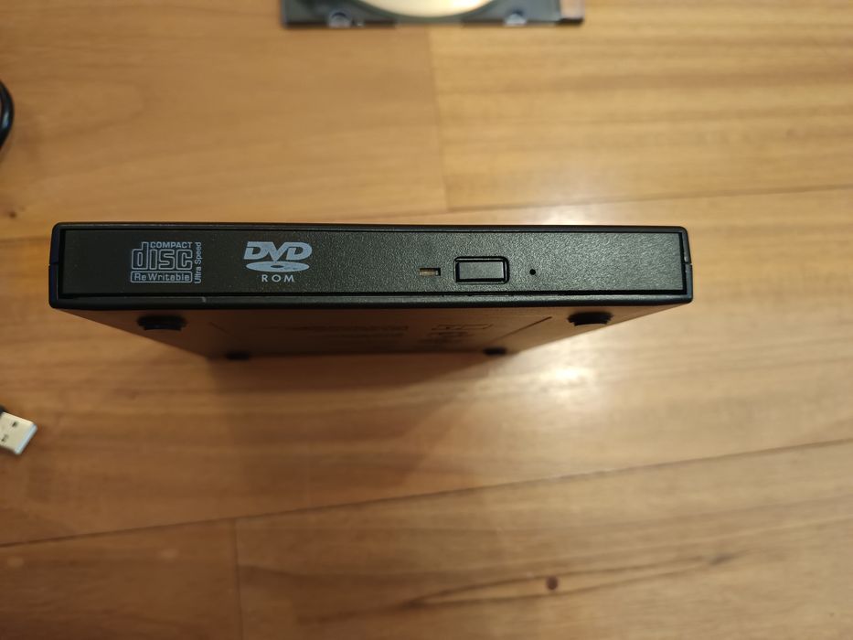Zewnętrzny napęd CD/DVD z kompletem kabli