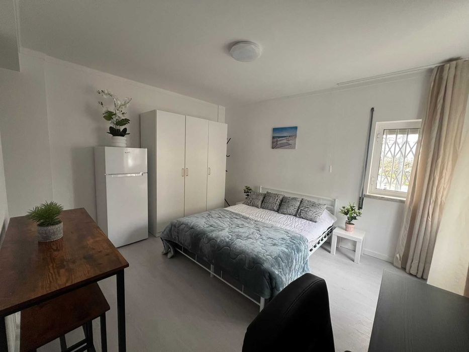 Quarto para arrendar com frigorífico e móveis novos