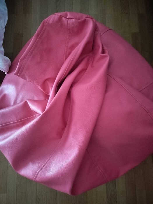 Pufe cor-de-rosa em pele