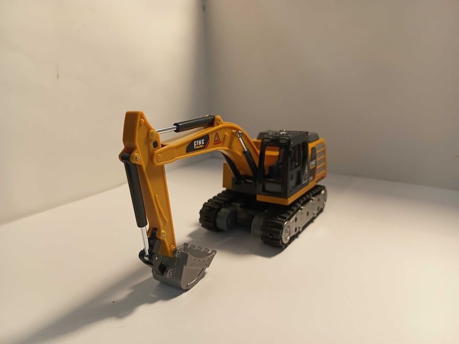 Міні екскаватор на радіо керуванні. Масштаб 1:64