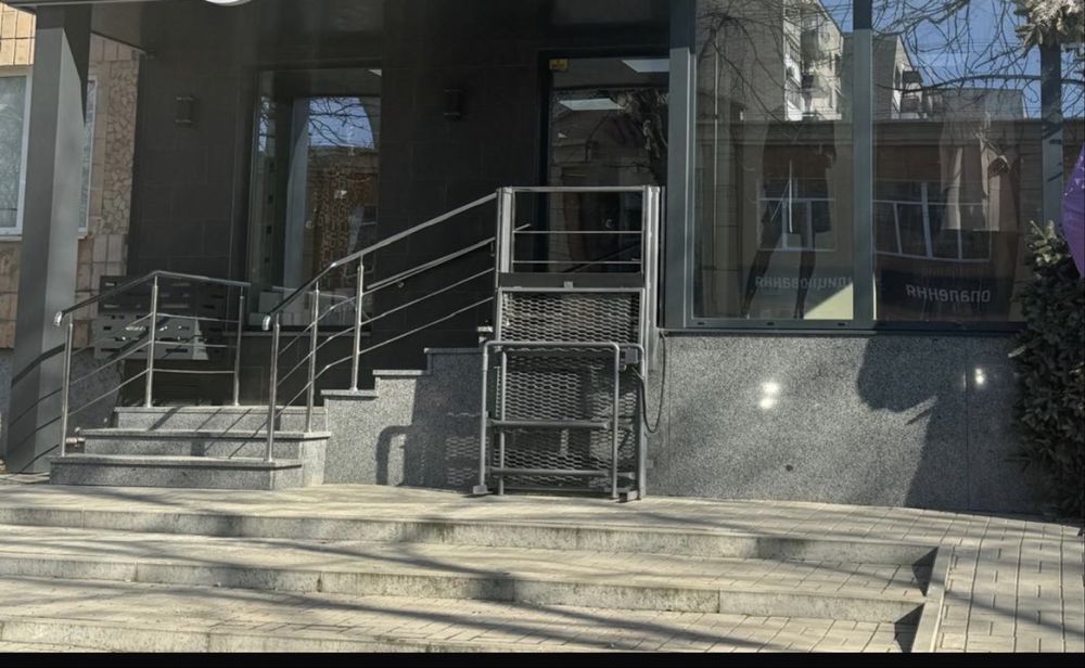 Продаж комерційного фасадного приміщення вул.Відродження