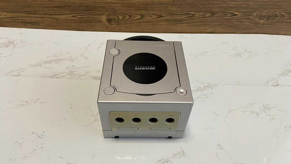 Consola Nintendo GameCube + 3 comandos + acessórios