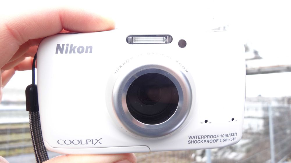 Nikon Coolpix S32 – jak nowy, biały komplet wodoodporny