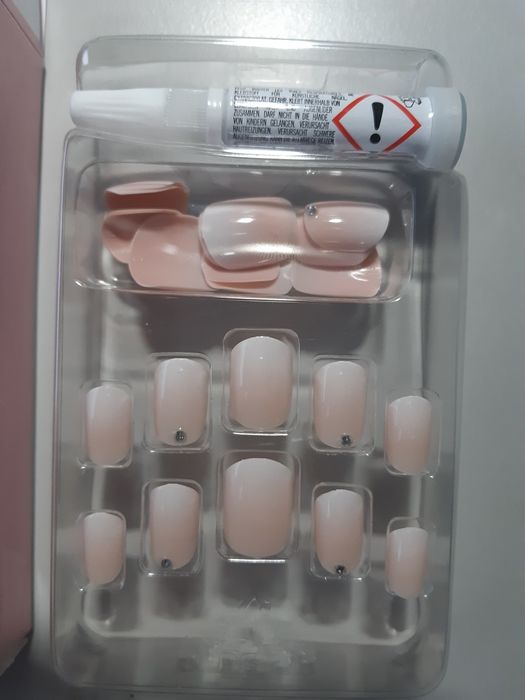 Штучні нігті Salon French, 24 шт+клей, DM Німеччина

Штучні нігті