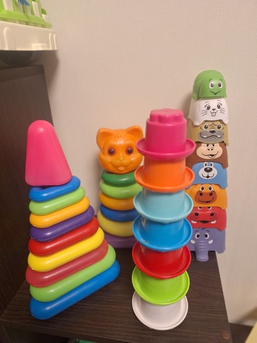 Дитячі іграшки, пірамідки,яйця та інше