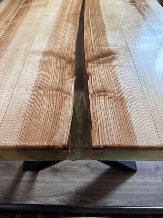 Унікальний компютерний стіл з епоксидною заливкою Ясень