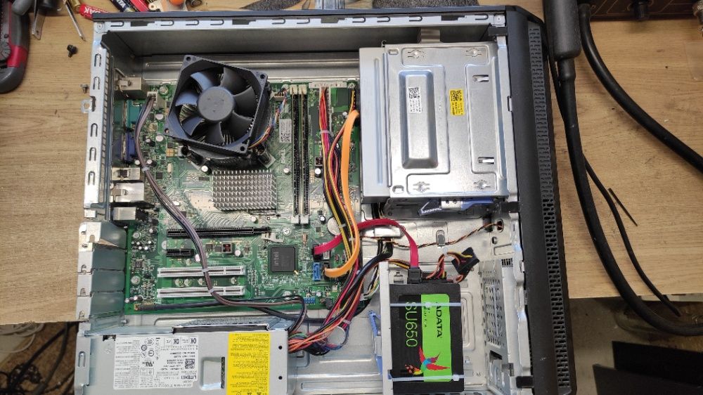 DELL Vostro 230 Q6600 2.4Ghz,4GB Ram,SDD 120GB,Win10,monitor 24'zestaw