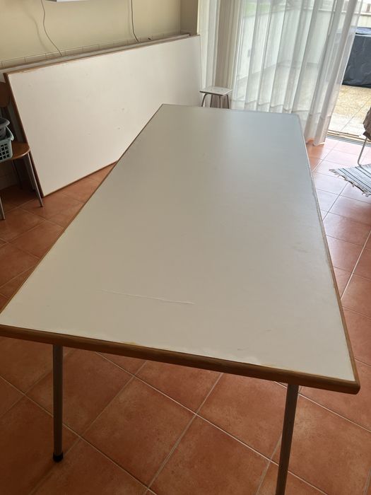 Mesa de nadeira com tampo branco, estrutura e pernas metalicas