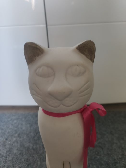 Sympatyczny kot z porcelany