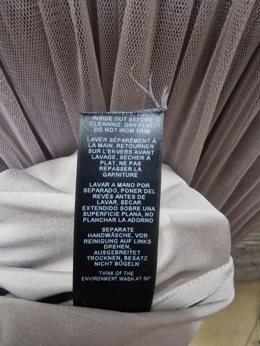 ASOS Sukienka midi z głębokim dekoltem i siateczką z ozdobnymi koralik