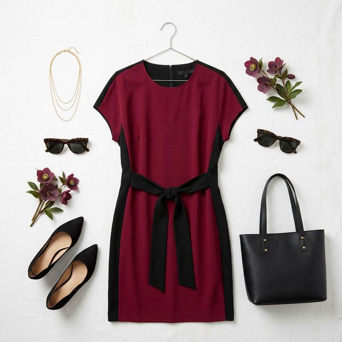 Bordowa sukienka z czarnym wiązaniem M 38