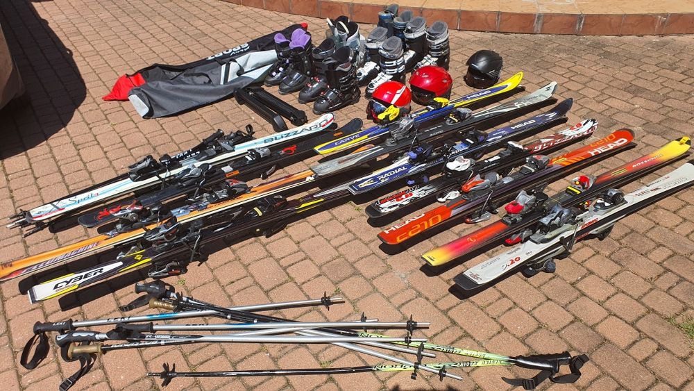 Buty narciarskie narty kijki kaski wszystko co na zdjęciach