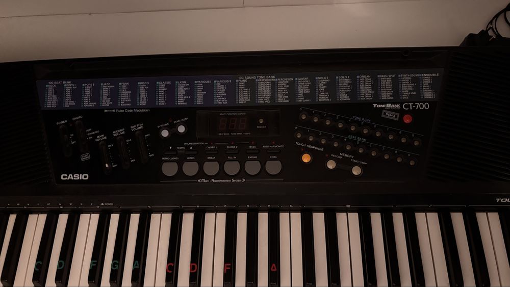 Keyboard Casio CT-700 Tone Bank – vintage, sprawny