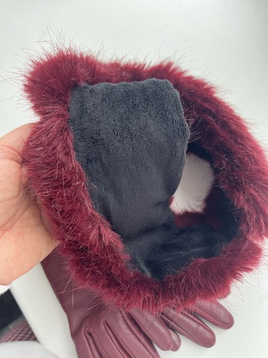 зимова хутряна повязка кольору бордо/бургунді.