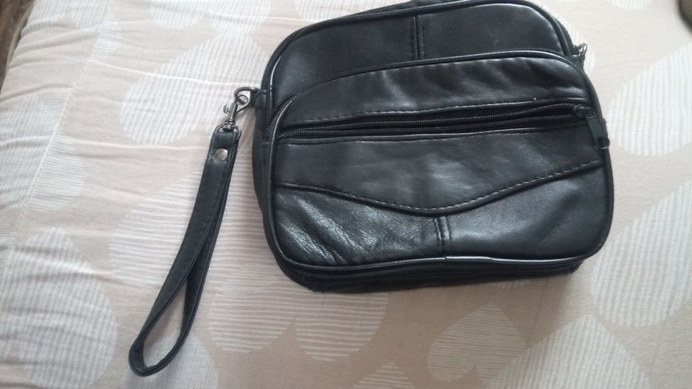 Mała saszetka na rękę.