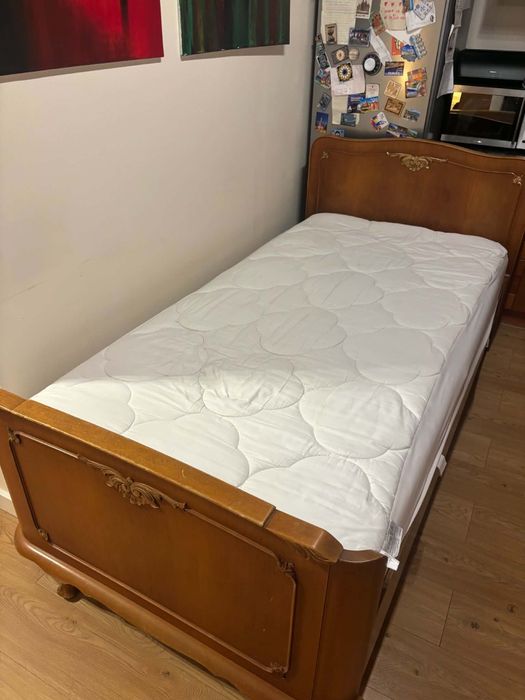 Łóżko w stylu vintage z materacem