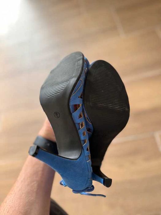 Buty damskie na obcasie Sans Marque