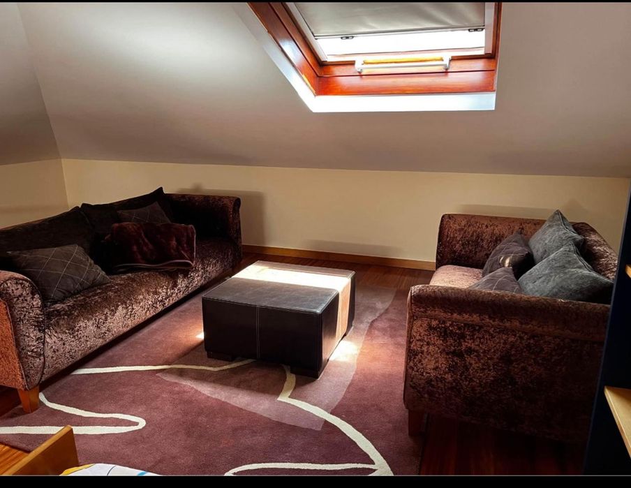 Dois sofás + mesa de centro + carpete