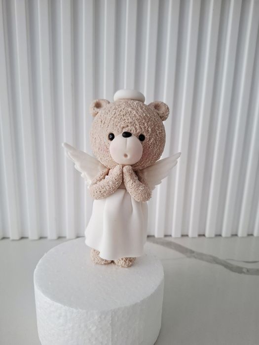 Miś aniołek figurka z masy cukrowej na tort